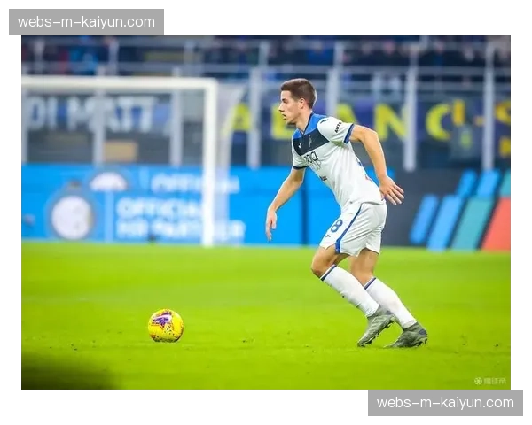 瞬间特写：终场哨响，惜败出局的亚特兰大老将戈森斯瘫坐草坪掩面